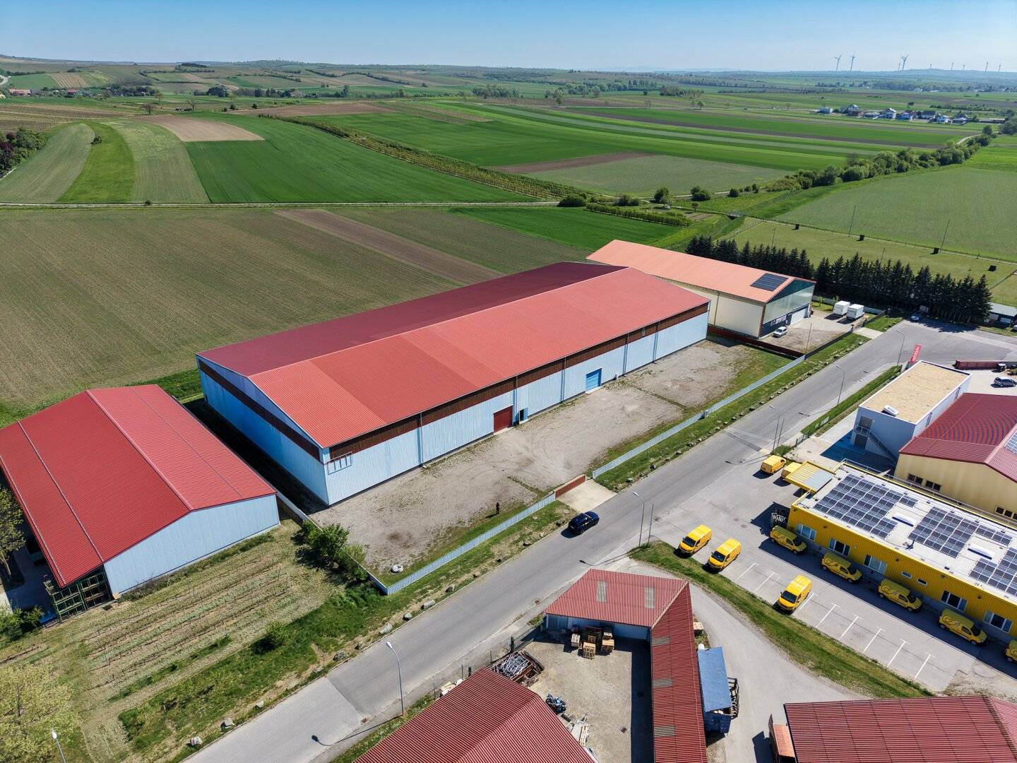 Top commercial property | Purchase or rent | 17% yield possible | 35 minutes to Vienna