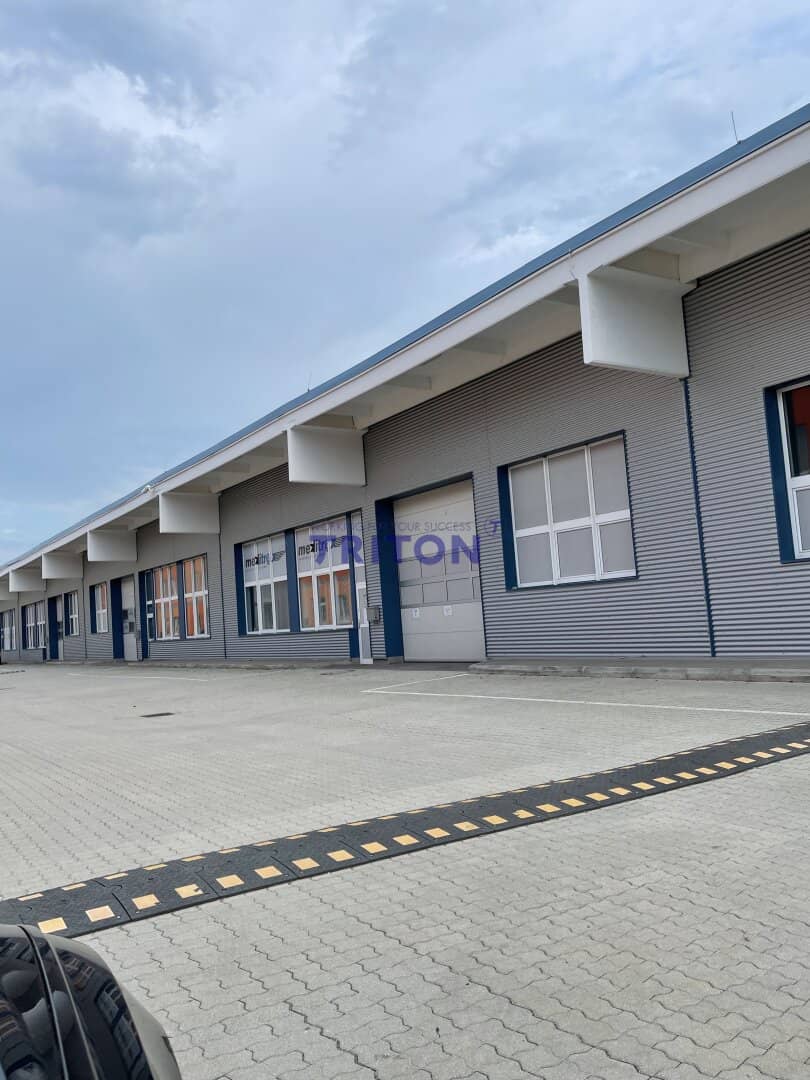 Commercial property with office and sanitary areas, perfect for diverse usage