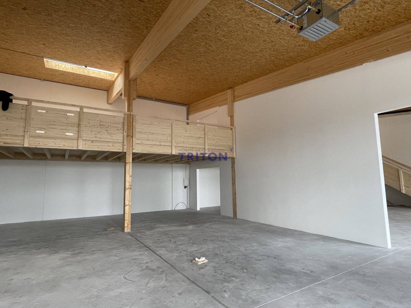 Commercial property with office and sanitary areas, perfect for diverse usage