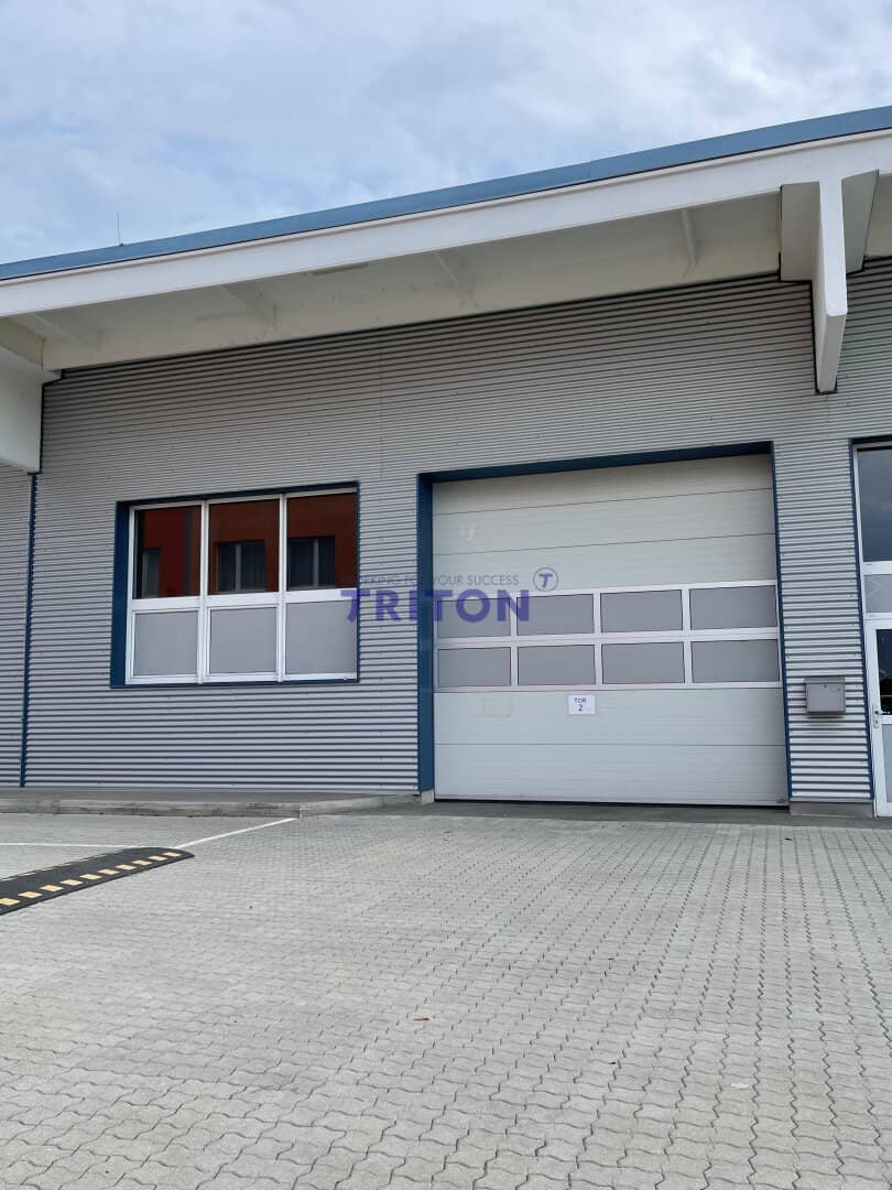 Commercial property with office and sanitary areas, perfect for diverse usage