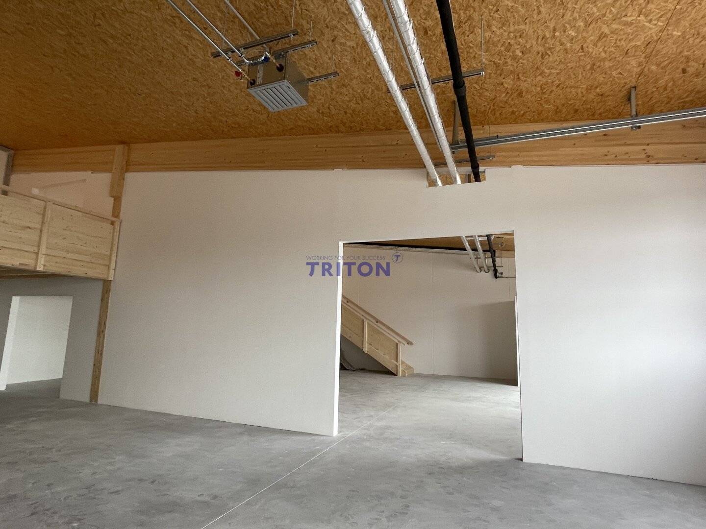 Commercial property with office and sanitary areas, perfect for diverse usage