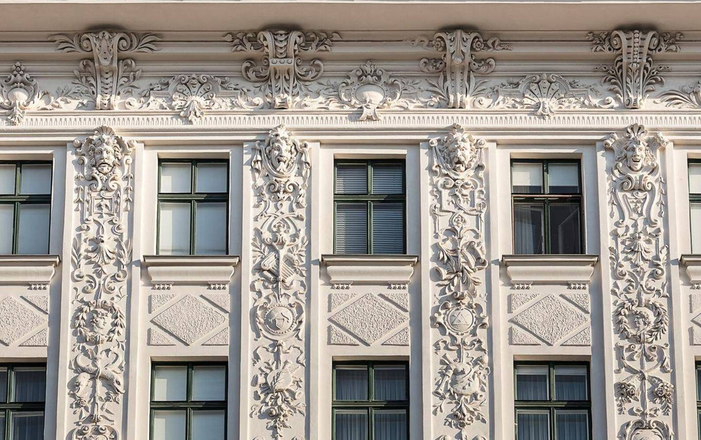 Select office spaces with balcony in a central location
