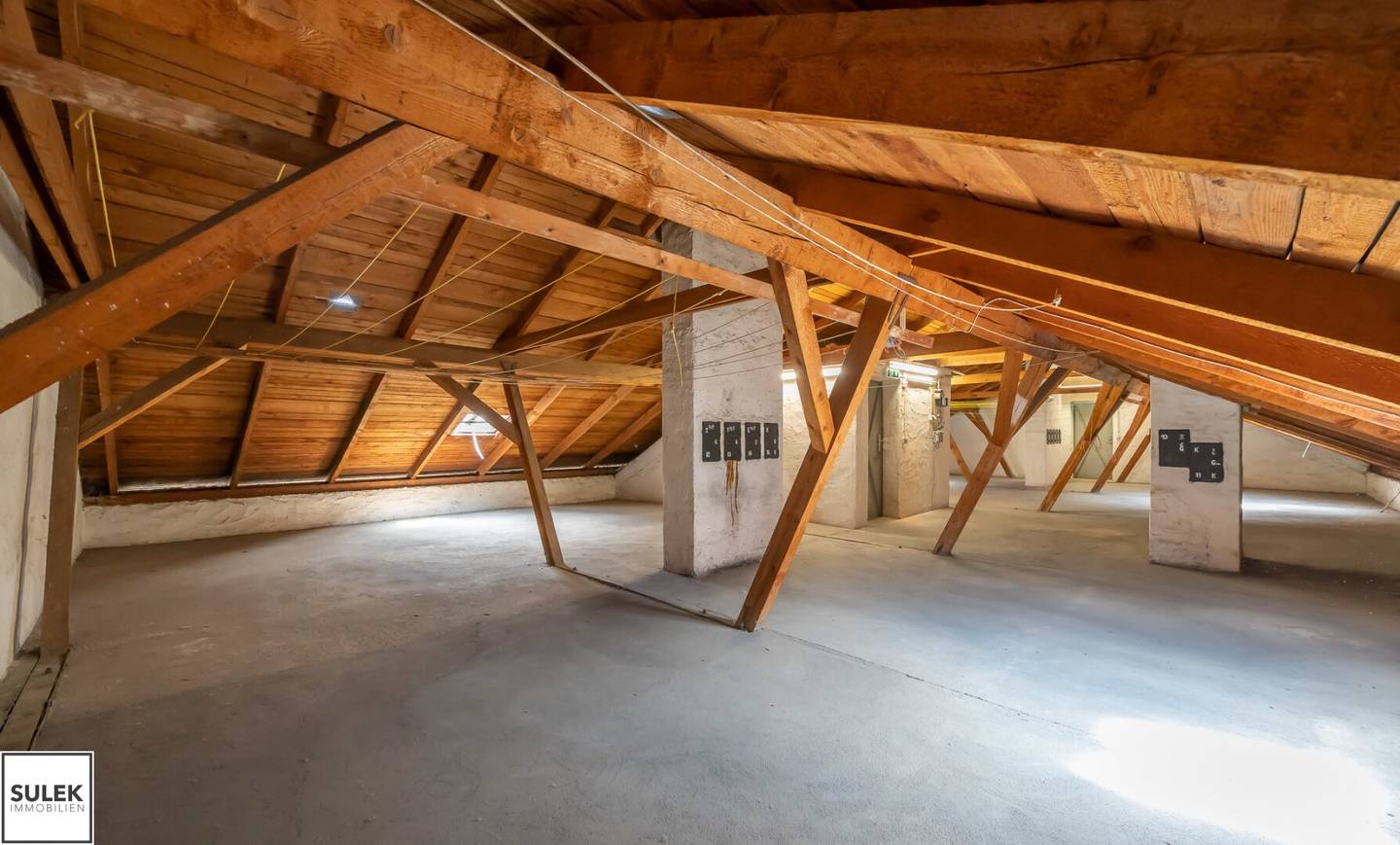 Attic maisonette apartment with planned elevator