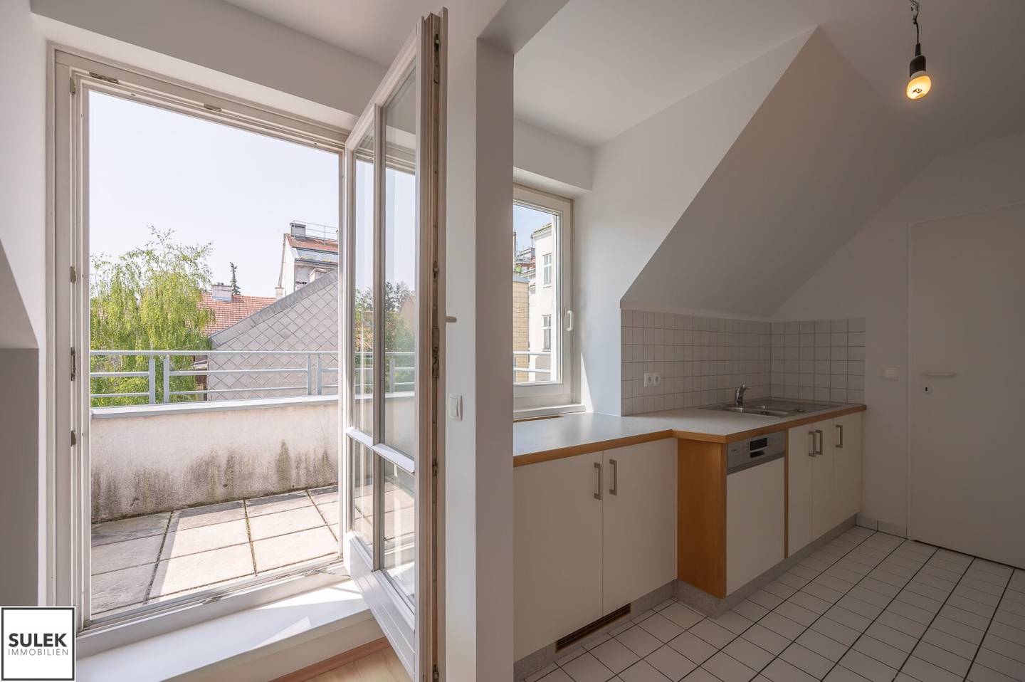 Top floor apartment with terraces near the station