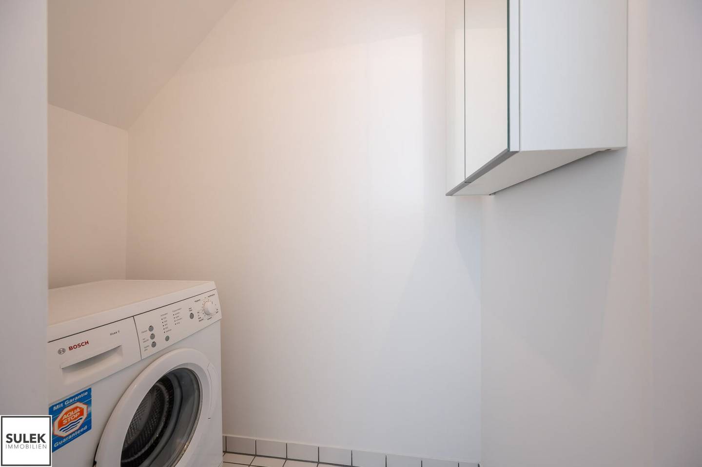 Top floor apartment with terraces near the station
