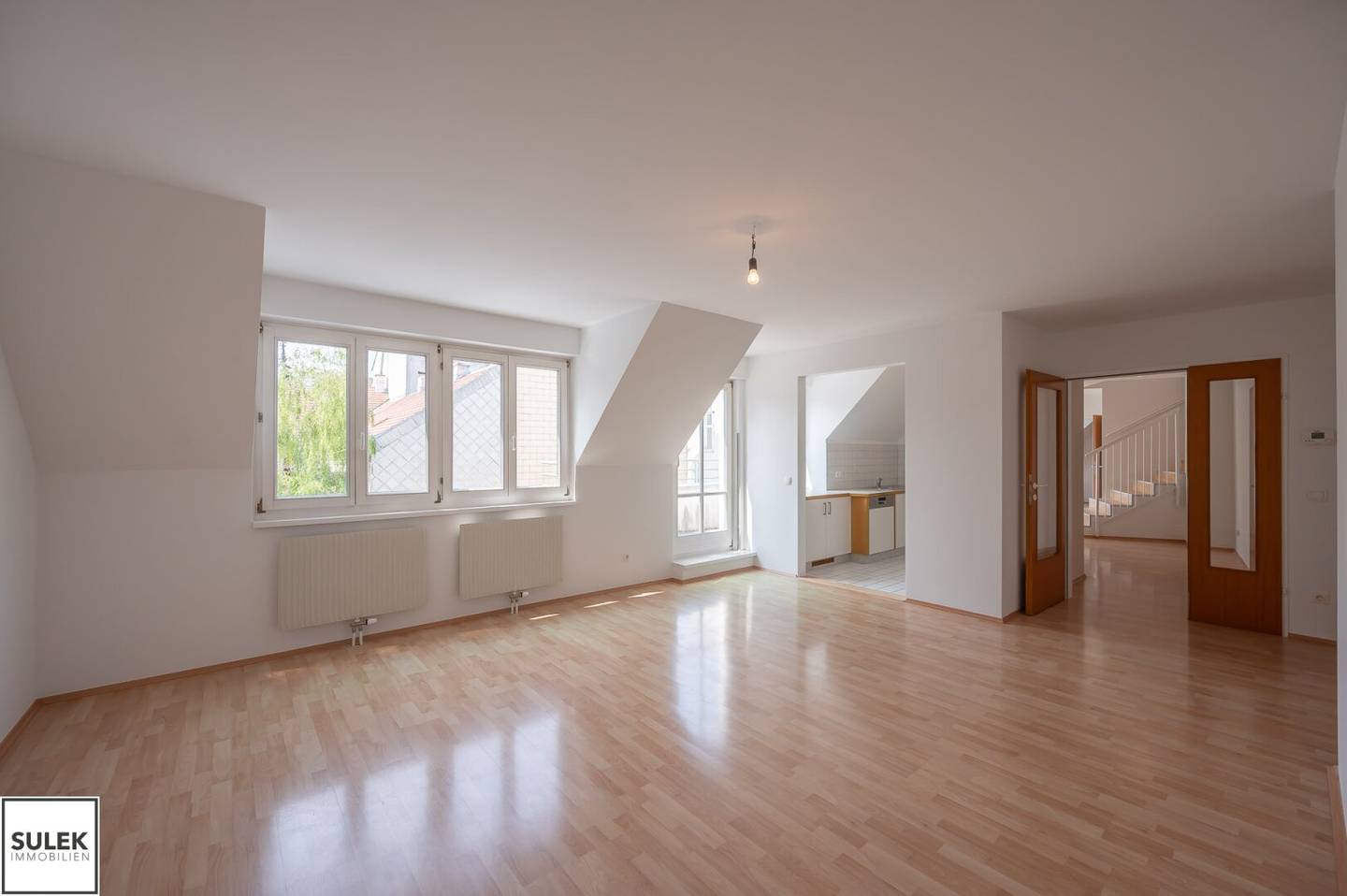 Top floor apartment with terraces near the station