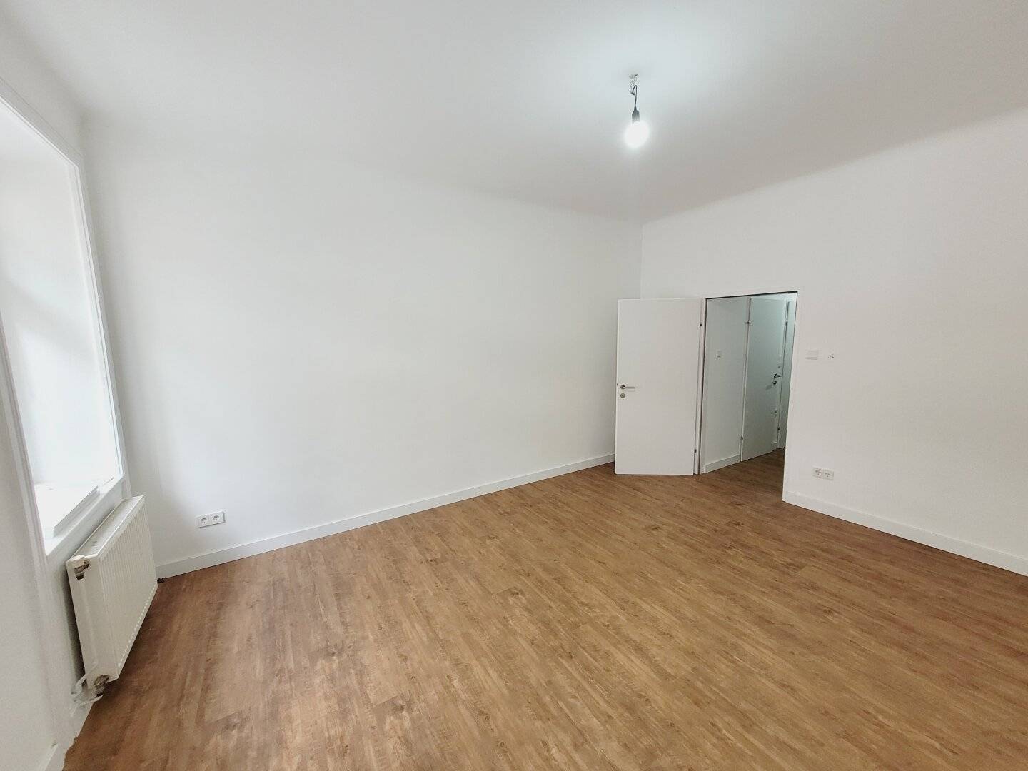 1150, renovated 1-room apartment in renovated Art Nouveau house