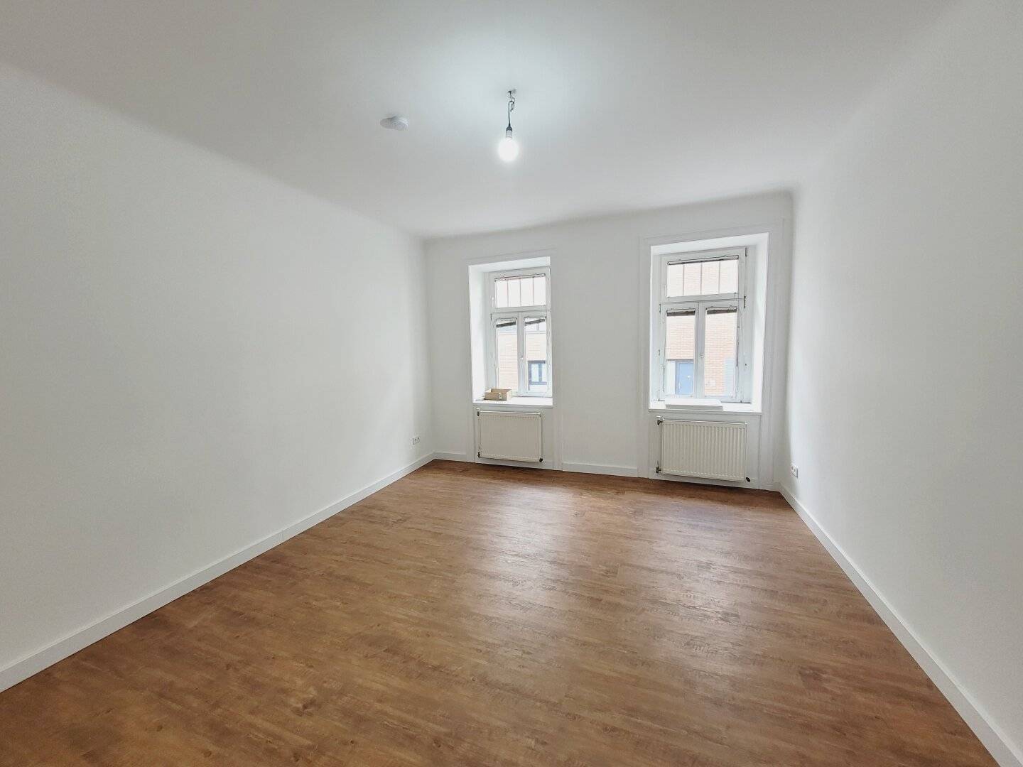 1150, renovated 1-room apartment in renovated Art Nouveau house