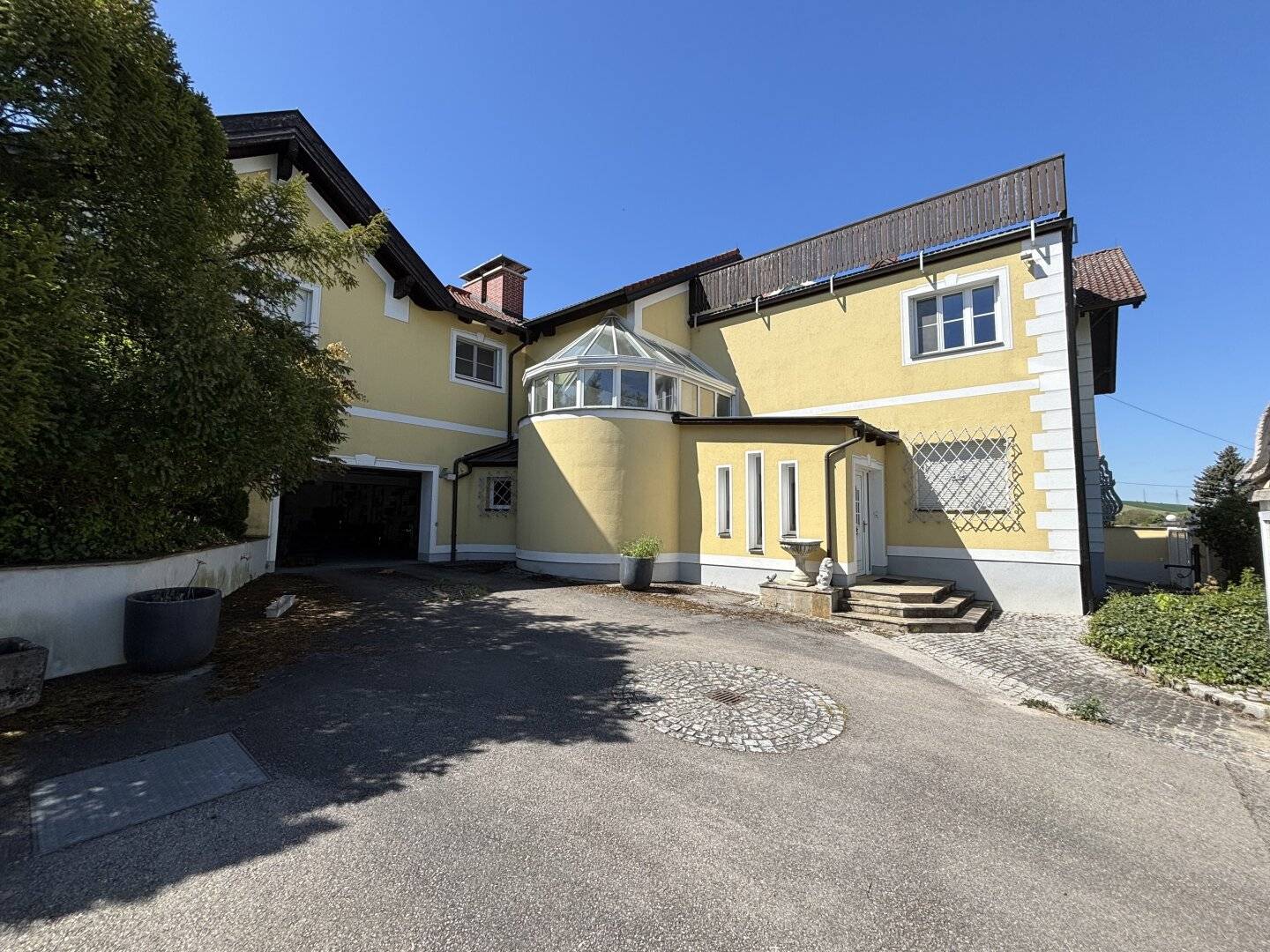 Representative Villa in a Prime Location - Architecture, Space and Location at the Highest Level