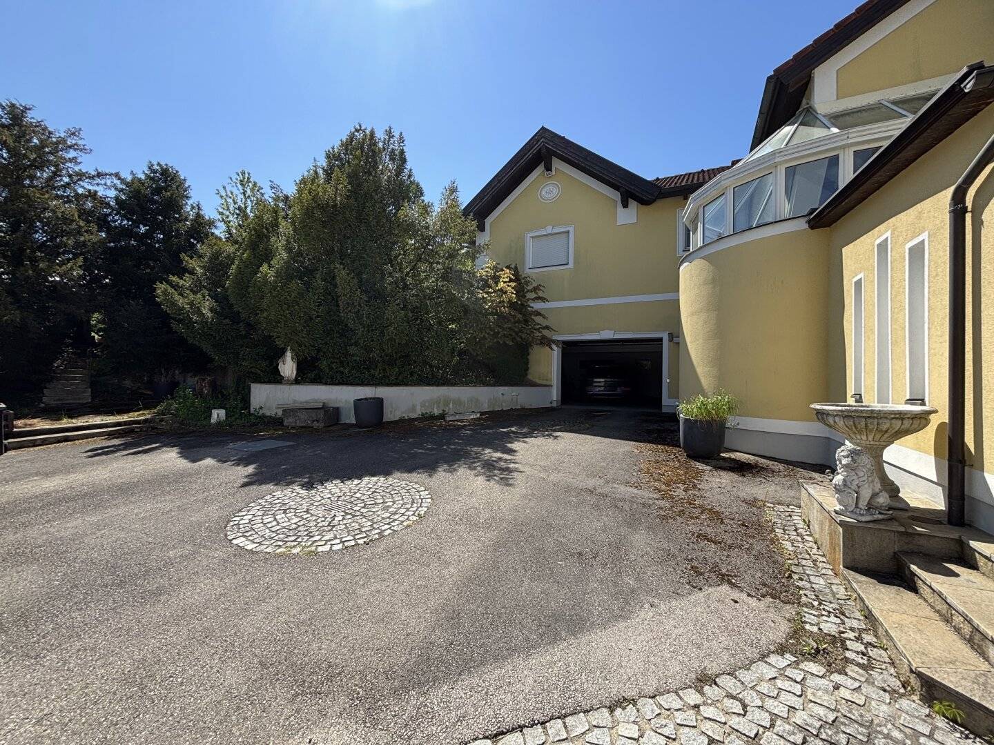 Representative Villa in a Prime Location - Architecture, Space and Location at the Highest Level