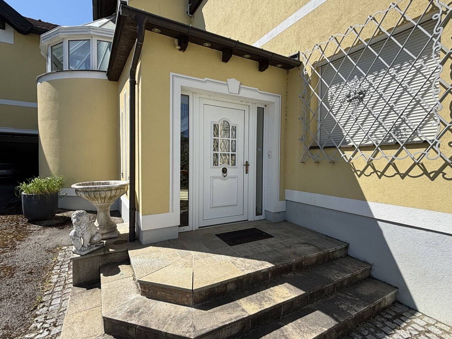 Representative Villa in a Prime Location - Architecture, Space and Location at the Highest Level