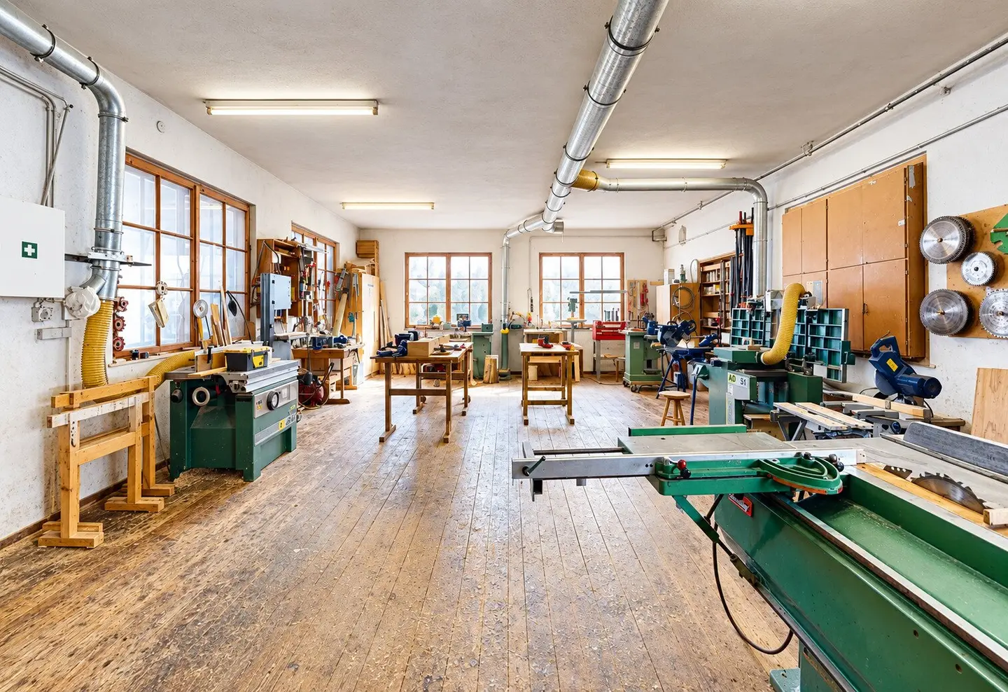 Fully operational carpentry workshop as a commercial asset in Carinthia: production hall and workshop with office complex, seminar room, beekeeping and apartment on the upper floor
