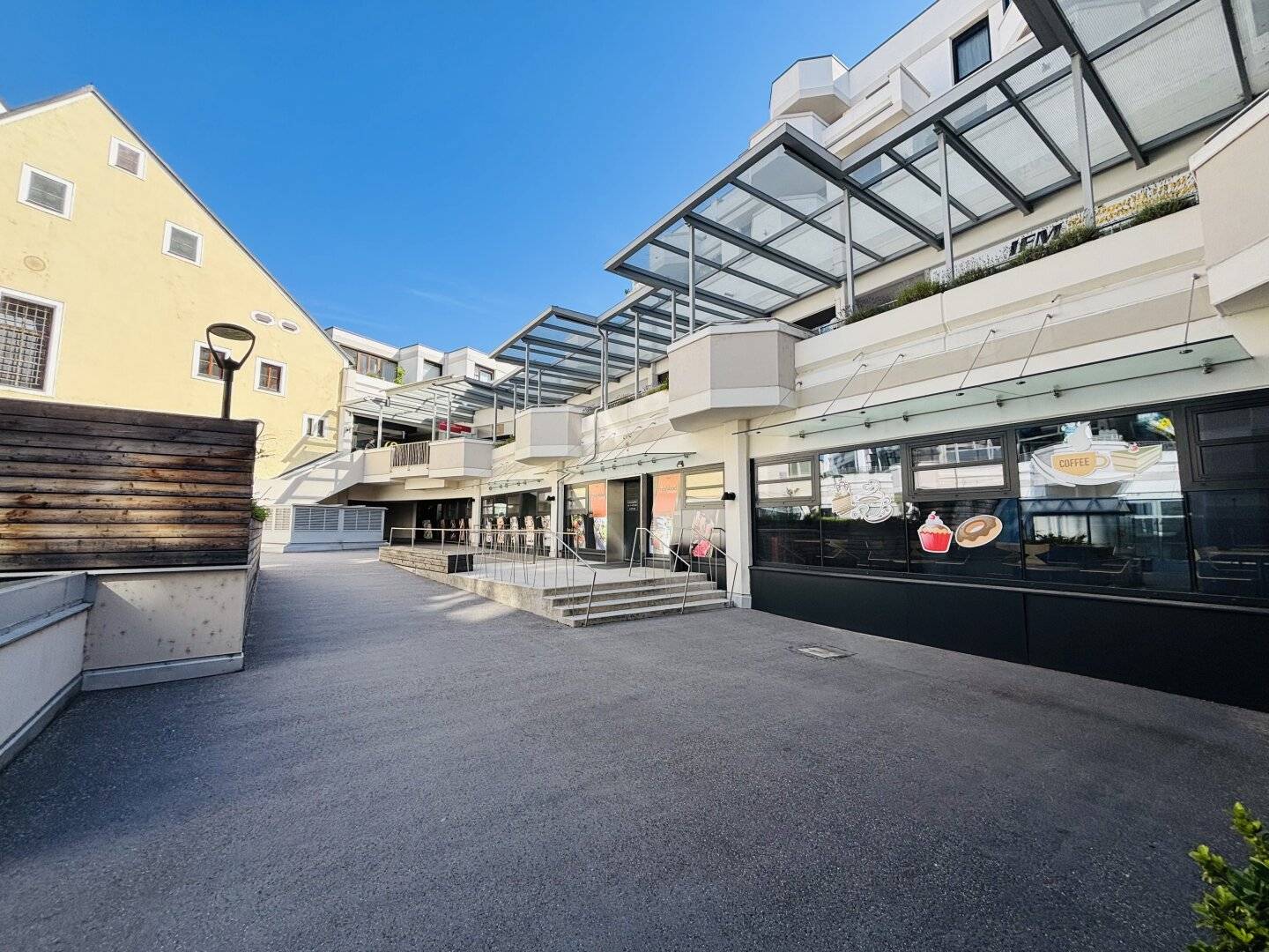 Teilvermietetes Gewerbeinvestment mit Entwicklungspotenzial | 2.977 m² | Kaufpreis je m² € 494 | Rendite bis 12,4 %