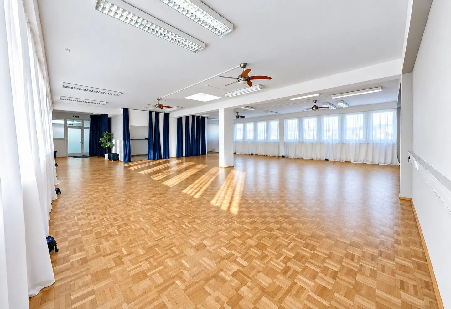 Immediately usable 170 m² commercial space in Klagenfurt, perfect for office, yoga, dance or studio