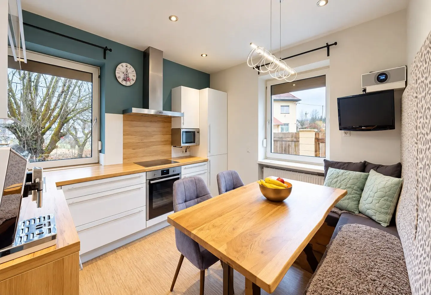 Fully renovated 172 m² family jewel in prime Klagenfurt-Viktring location: high-quality triple glazing, garage &amp; lake proximity