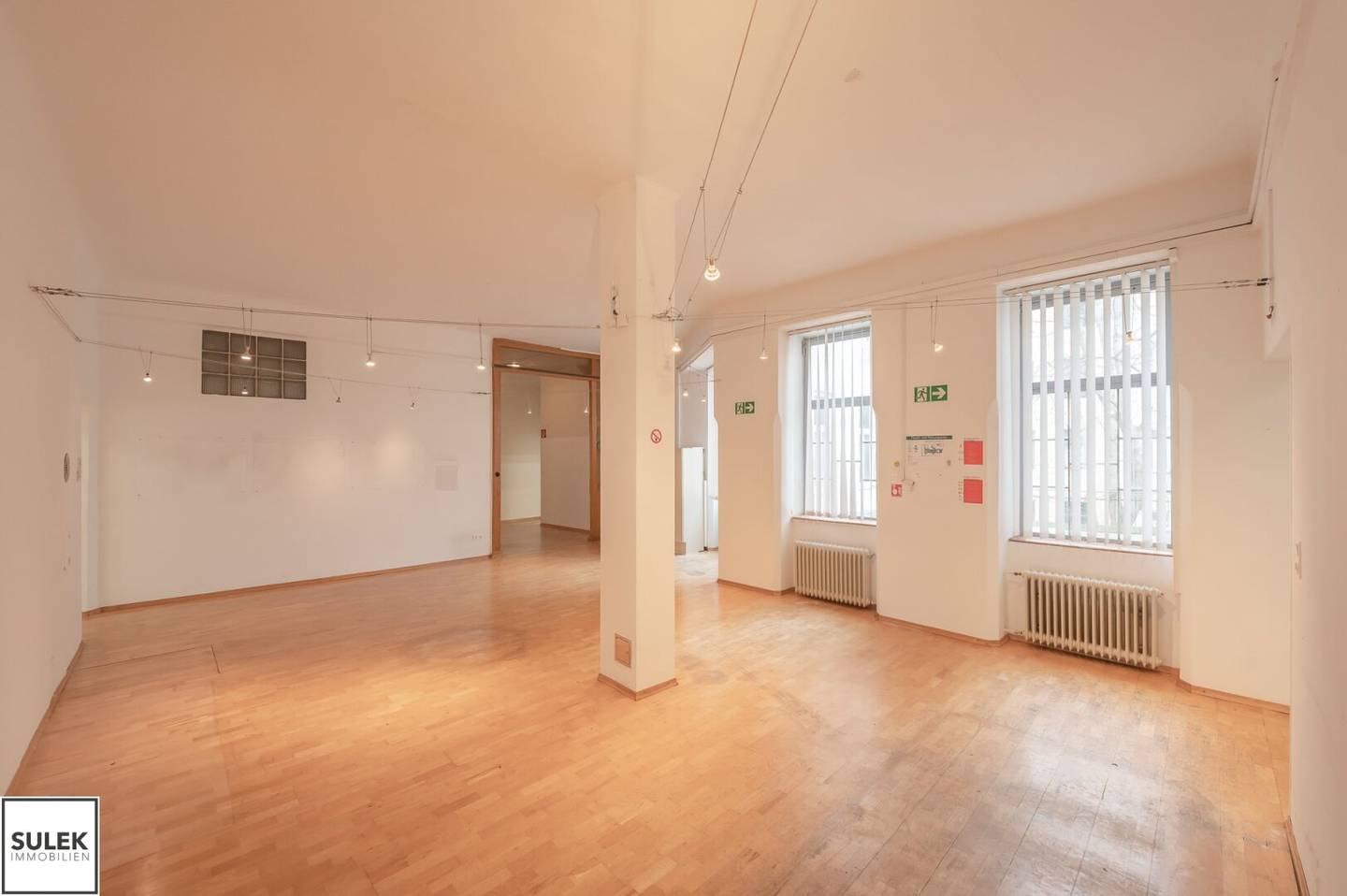 Representative, spacious 1,195 m² commercial / office space in Stiegergasse