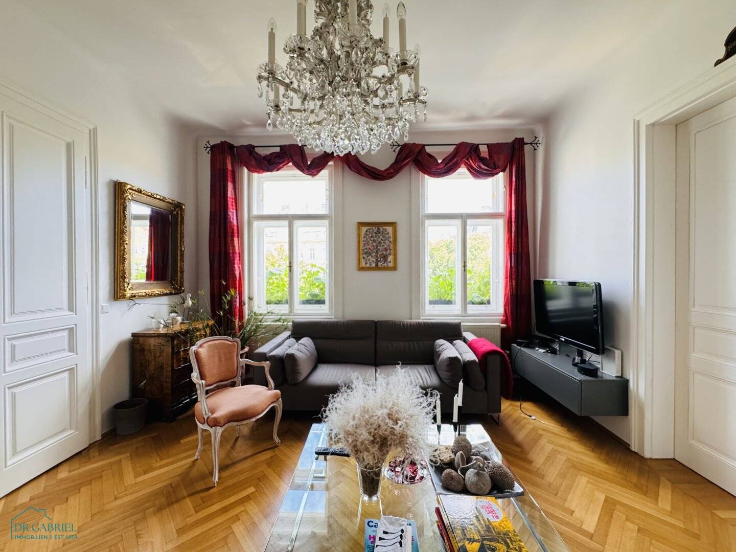 ELEGANTE ALTBAUWOHNUNG MIT BLICK AUF DEN AUMANNPLATZ