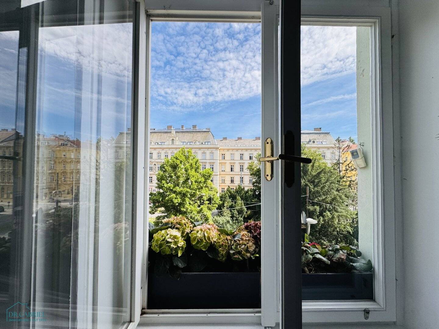 ELEGANTE ALTBAUWOHNUNG MIT BLICK AUF DEN AUMANNPLATZ