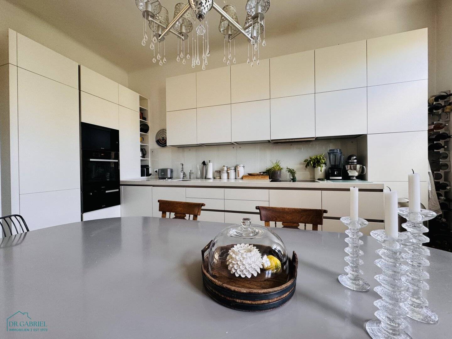 ELEGANTE ALTBAUWOHNUNG MIT BLICK AUF DEN AUMANNPLATZ