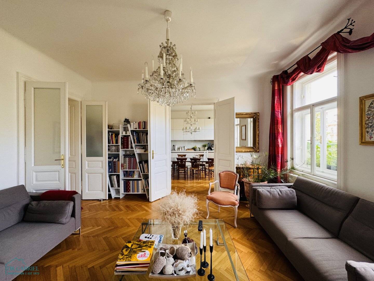 ELEGANTE ALTBAUWOHNUNG MIT BLICK AUF DEN AUMANNPLATZ