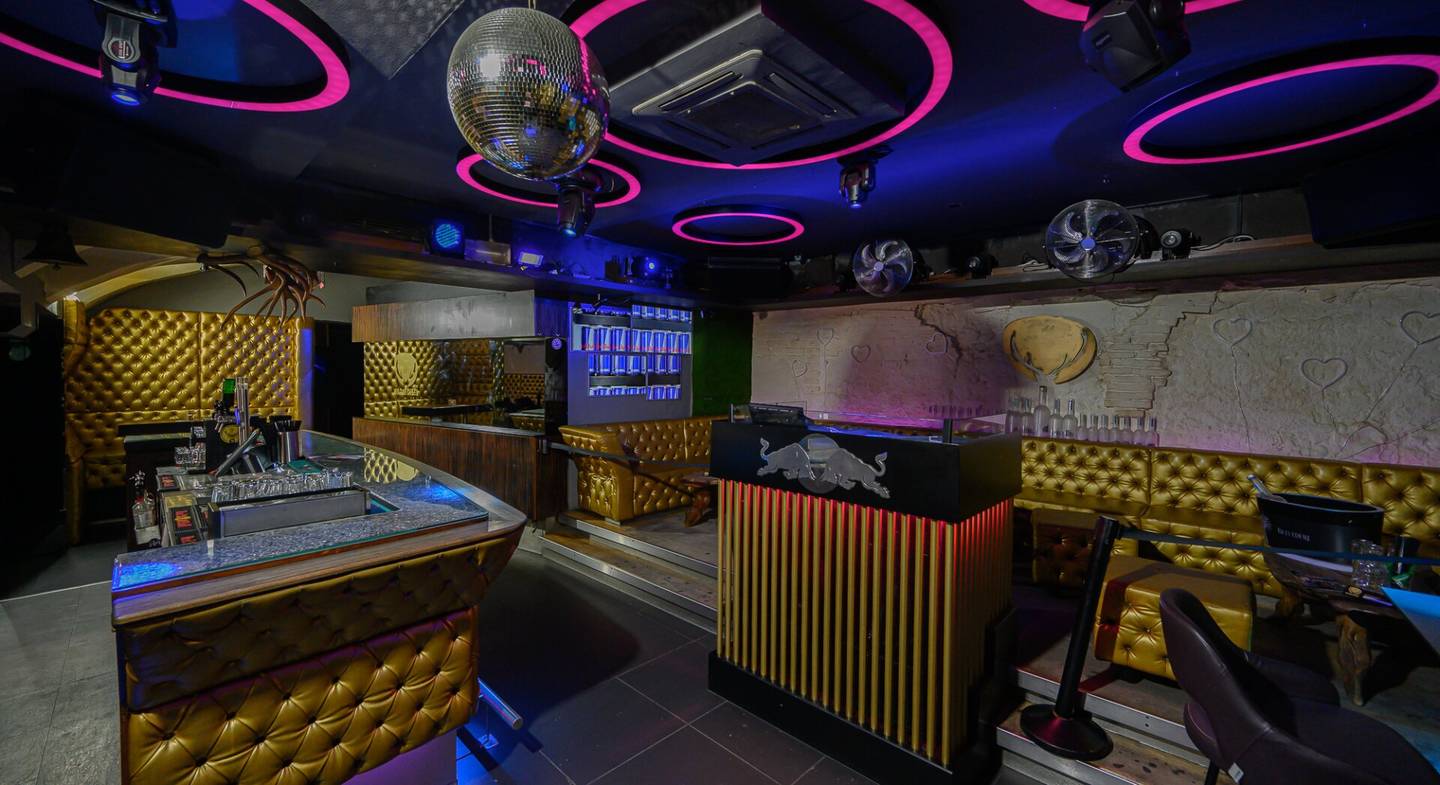 New Tenant Wanted Night Gastronomy in Top Location Including Large Guest Garden / Kitchen / Storage Room / Apartment &amp; Staff