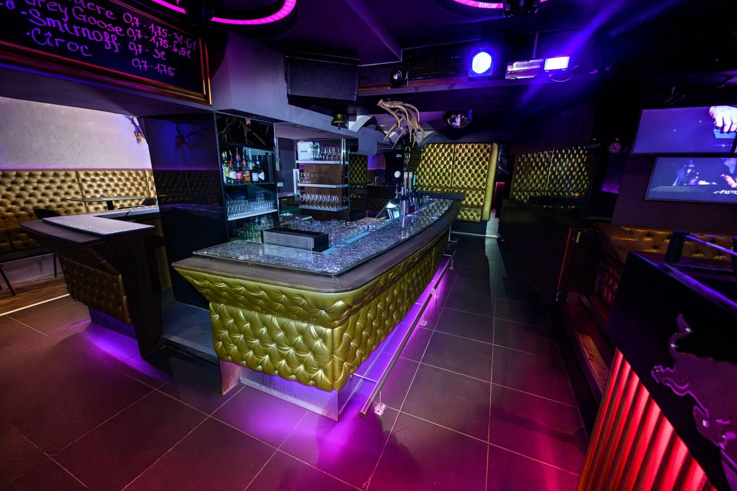 New Tenant Wanted Night Gastronomy in Top Location Including Large Guest Garden / Kitchen / Storage Room / Apartment &amp; Staff