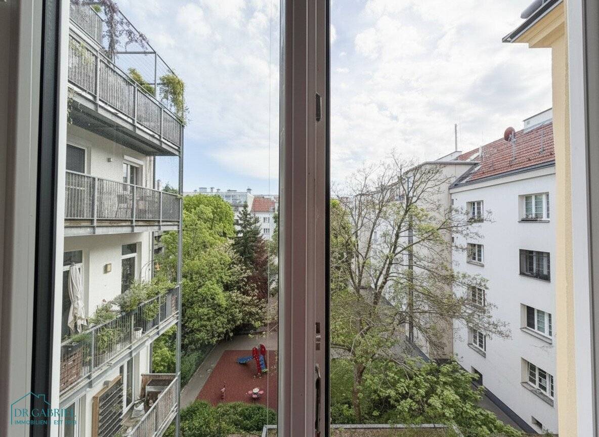 Old building apartment near U3 Ottakring station