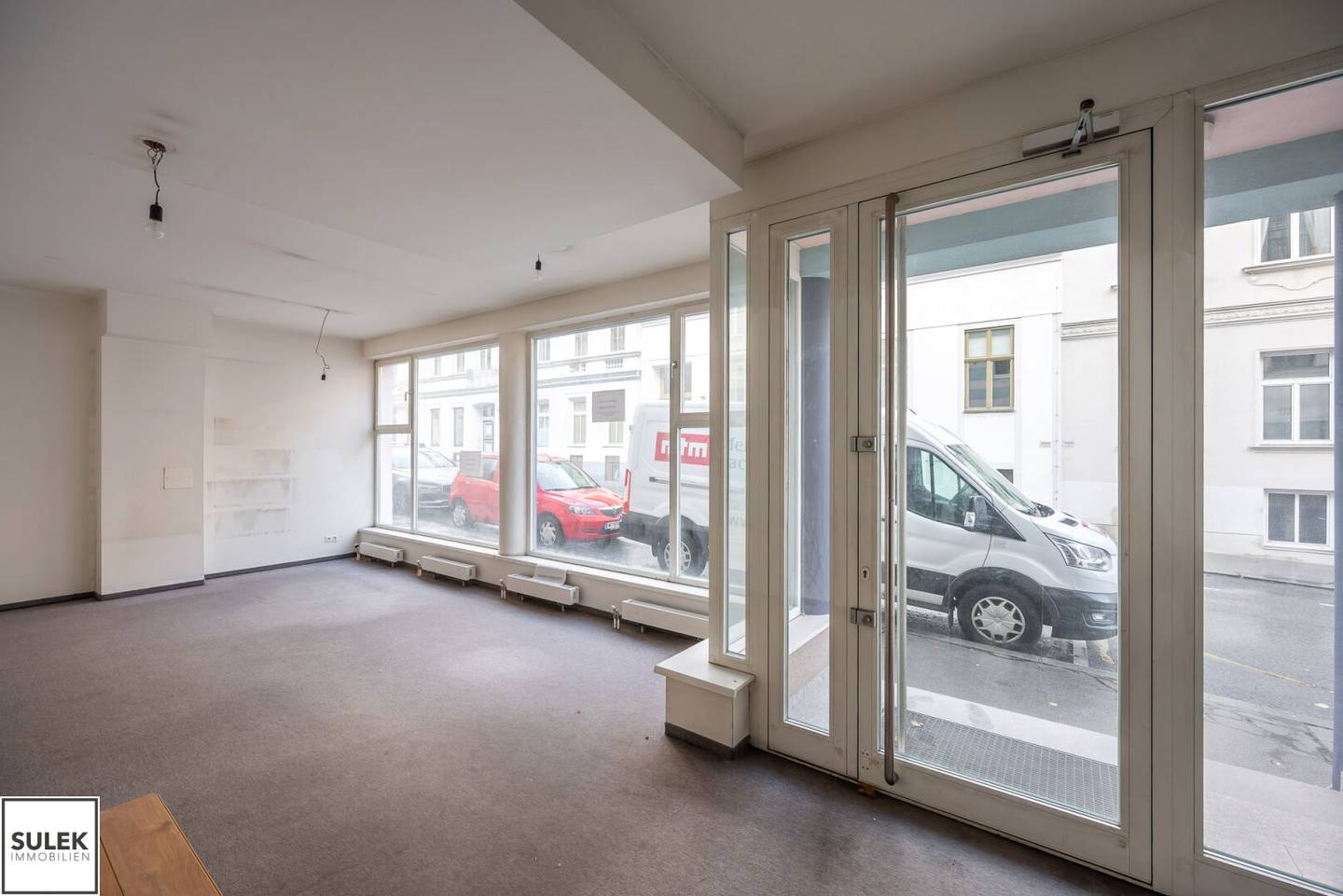 Available now: a roughly 238 m² commercial premises with a large street frontage, 5 rooms