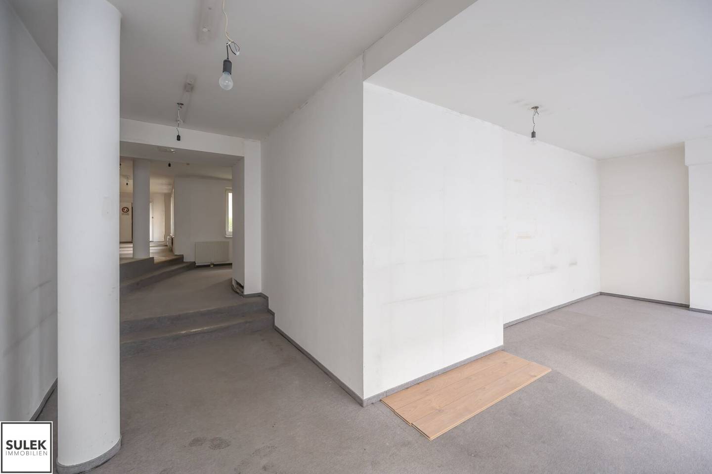 Available now: a roughly 238 m² commercial premises with a large street frontage, 5 rooms