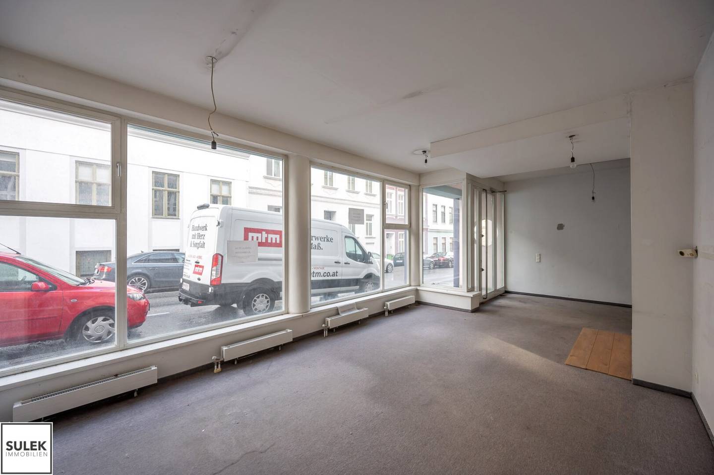 Available now: a roughly 238 m² commercial premises with a large street frontage, 5 rooms