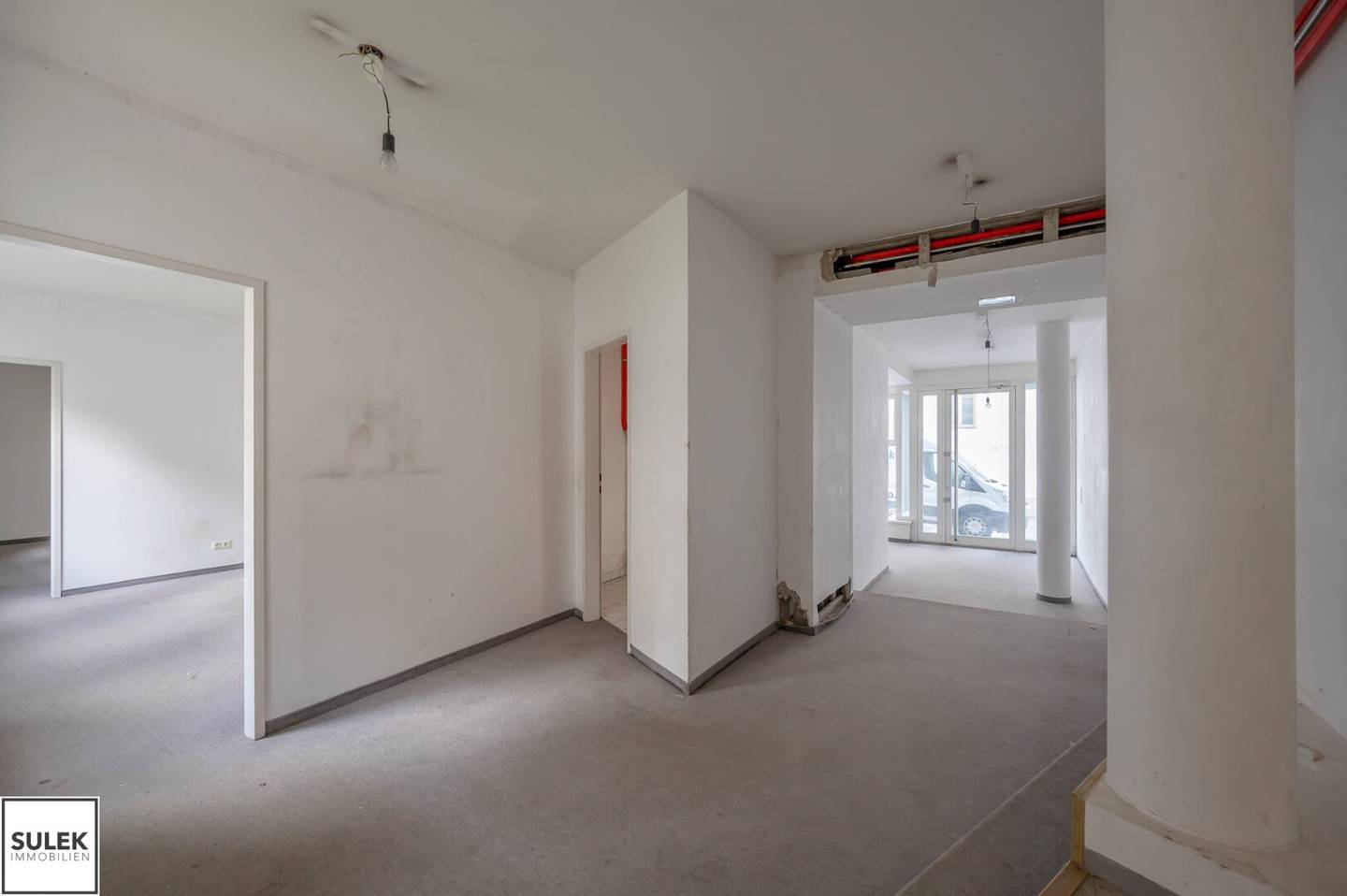 Available now: a roughly 238 m² commercial premises with a large street frontage, 5 rooms