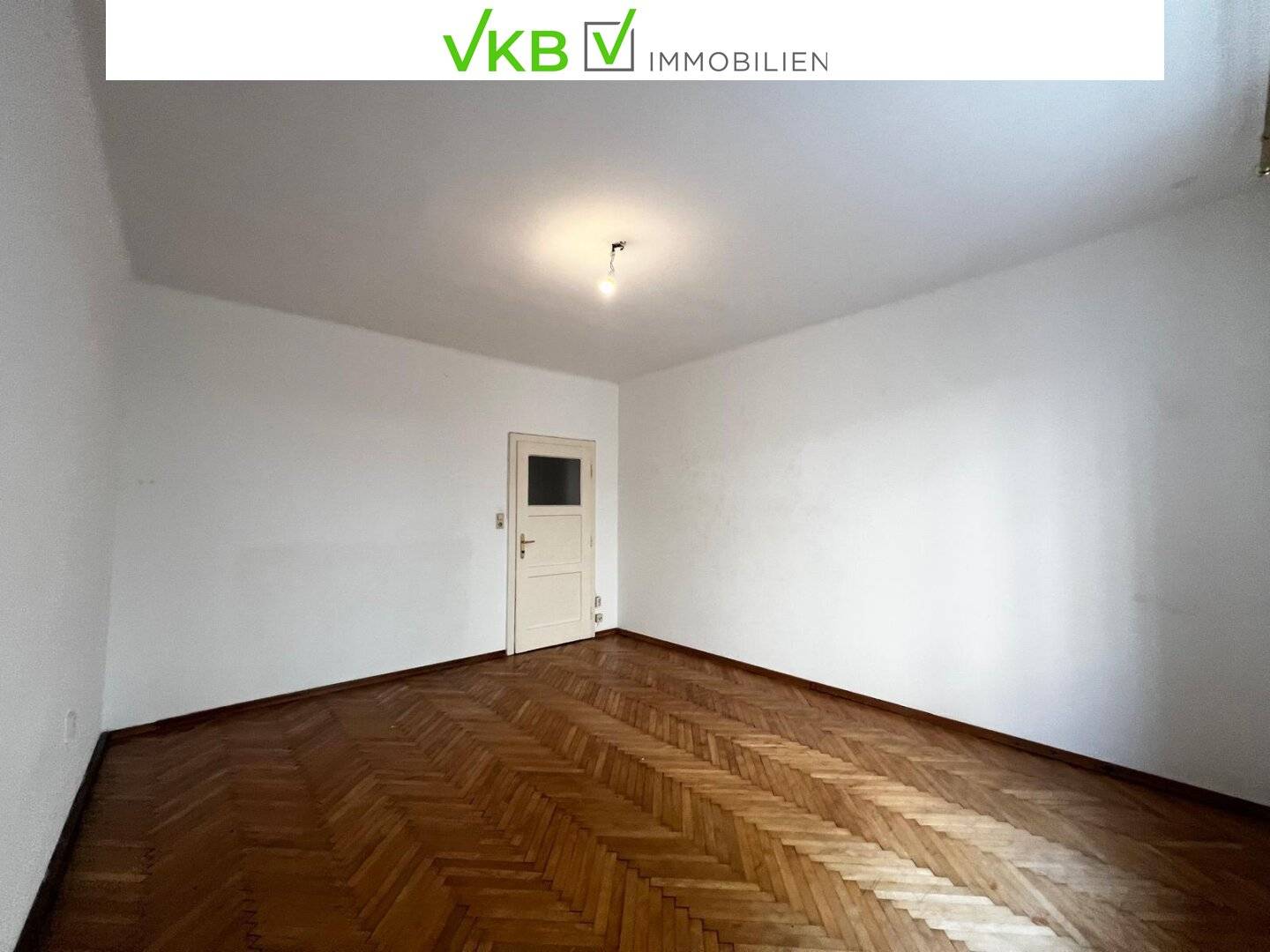 Bright and spacious 3 room apartment in a good location with a generous rooftop terrace and elevator