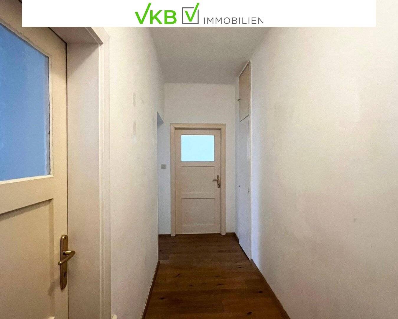 Bright and spacious 3 room apartment in a good location with a generous rooftop terrace and elevator