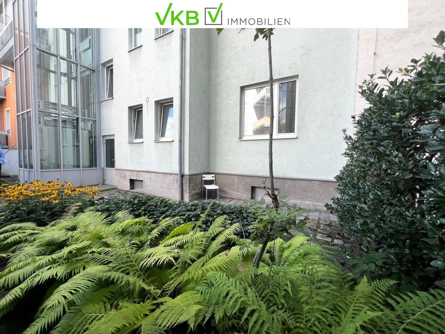 Bright and spacious 3 room apartment in a good location with a generous rooftop terrace and elevator