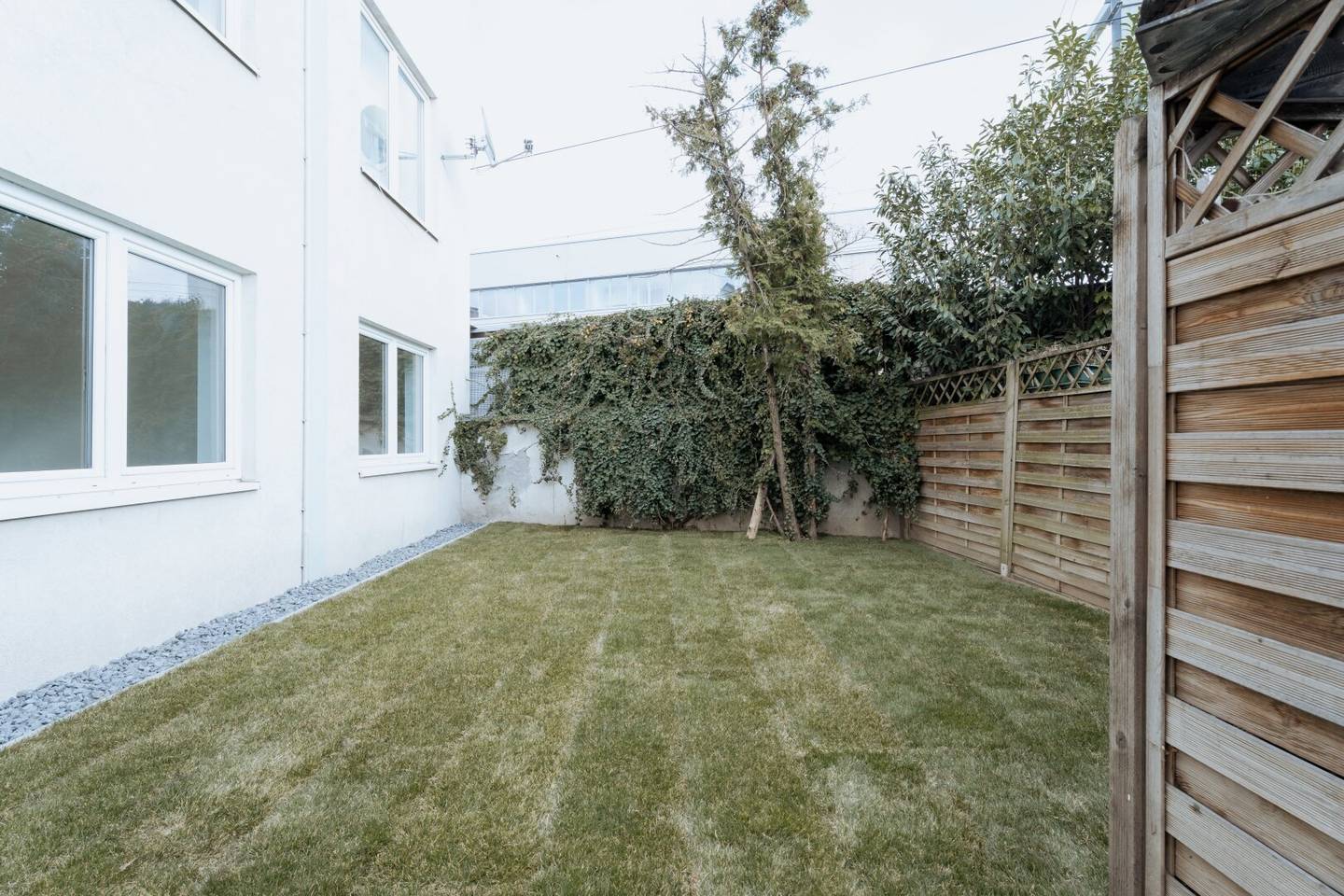 Newly Renovated Family Hit Beautiful 4 Room Apartment With Garden