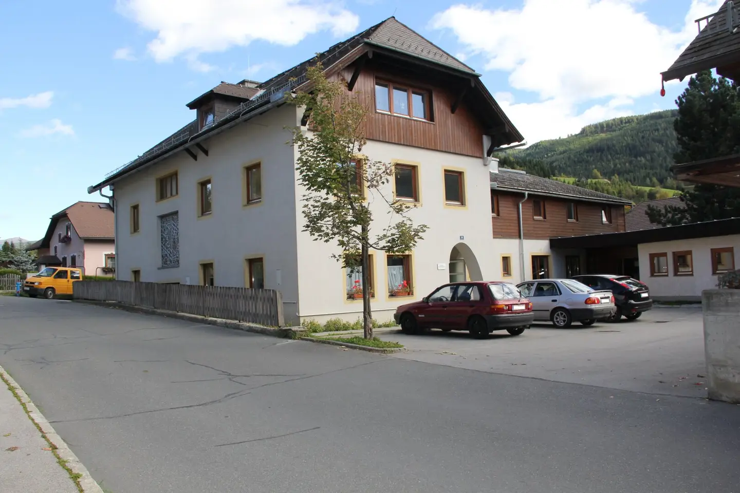 Tamsweg: Sunny 3-room apartment with balcony for rent