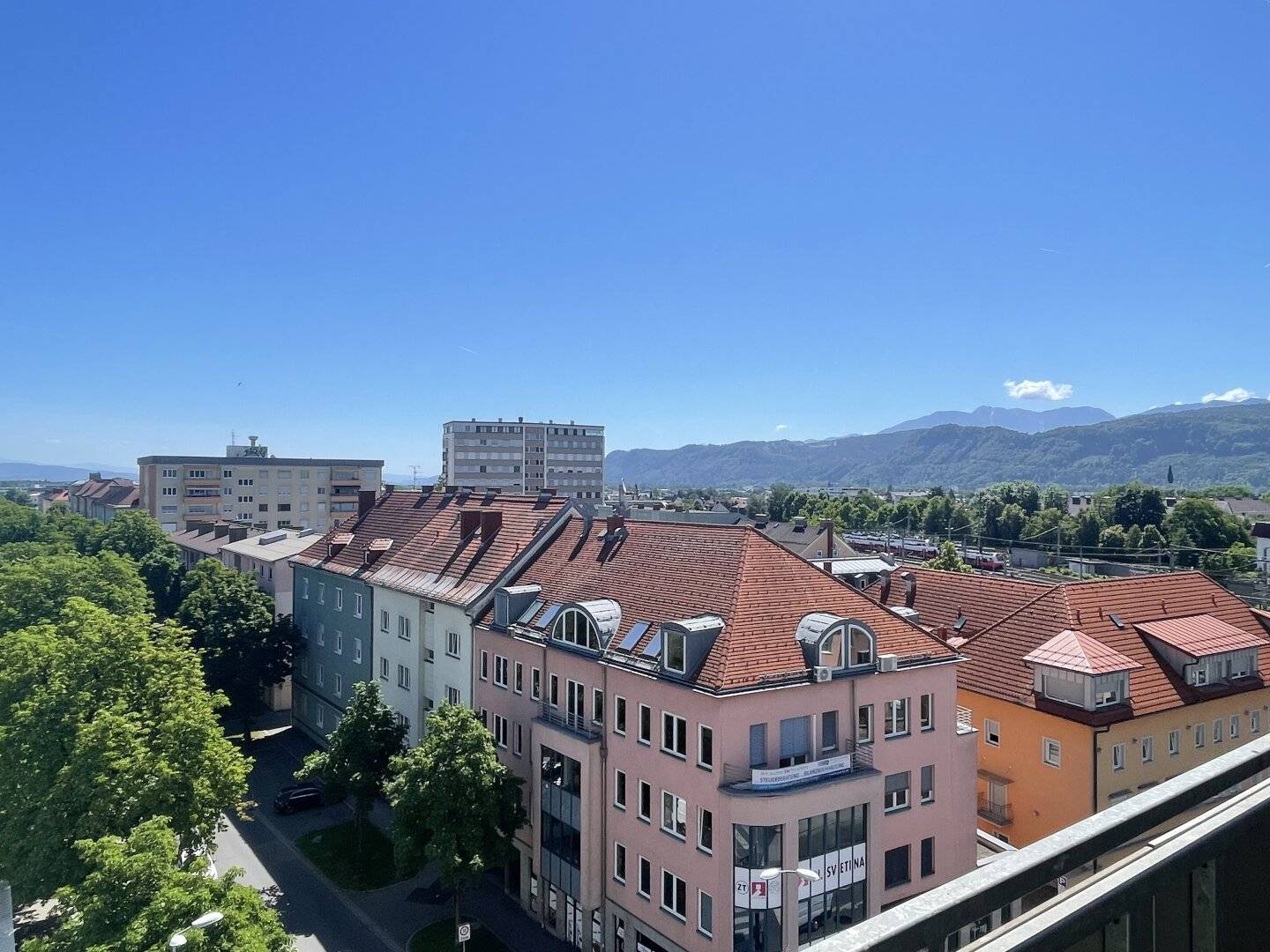 Very nice, renovated and superbly laid out 3 room apartment with a wonderful view
