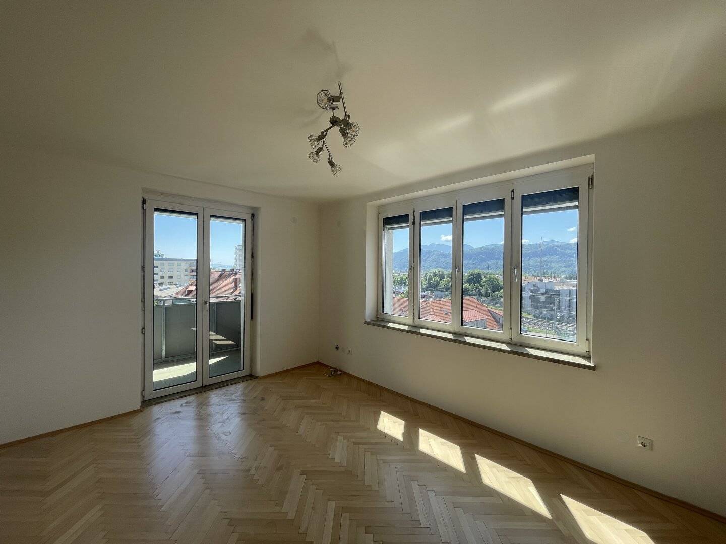 Very nice, renovated and superbly laid out 3 room apartment with a wonderful view