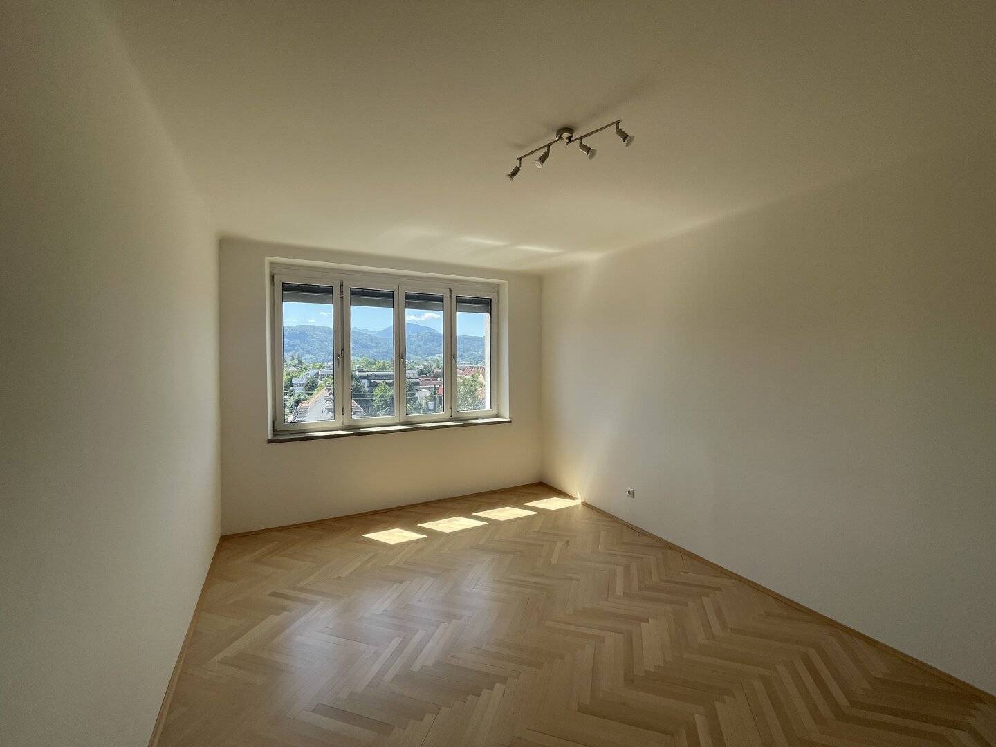Very nice, renovated and superbly laid out 3 room apartment with a wonderful view