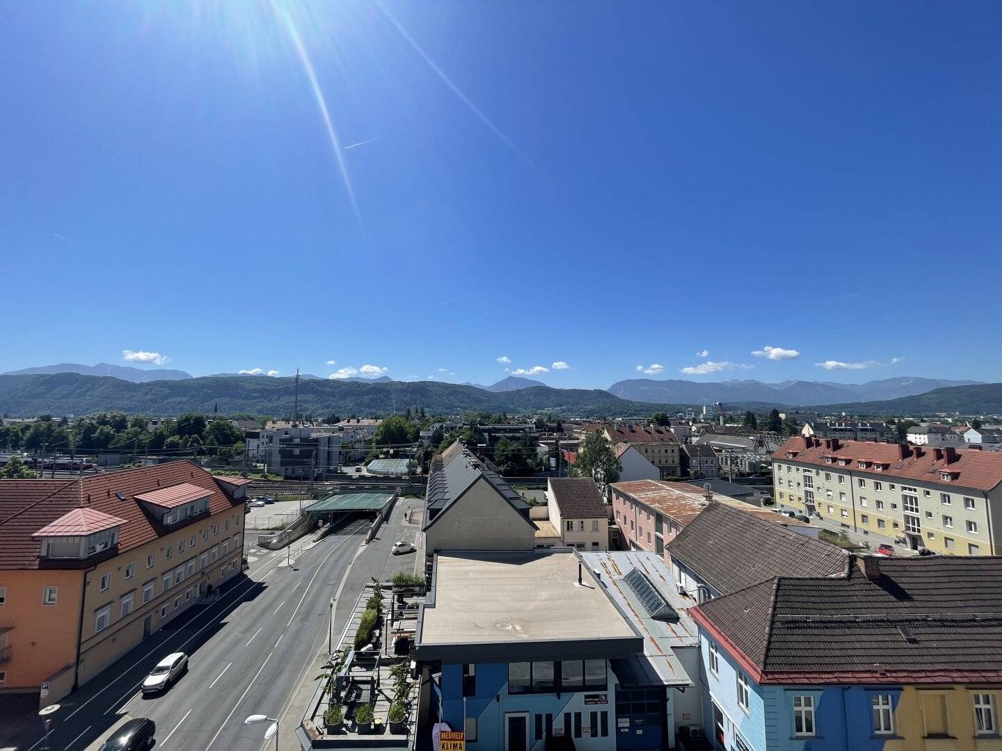Very nice, renovated and superbly laid out 3 room apartment with a wonderful view