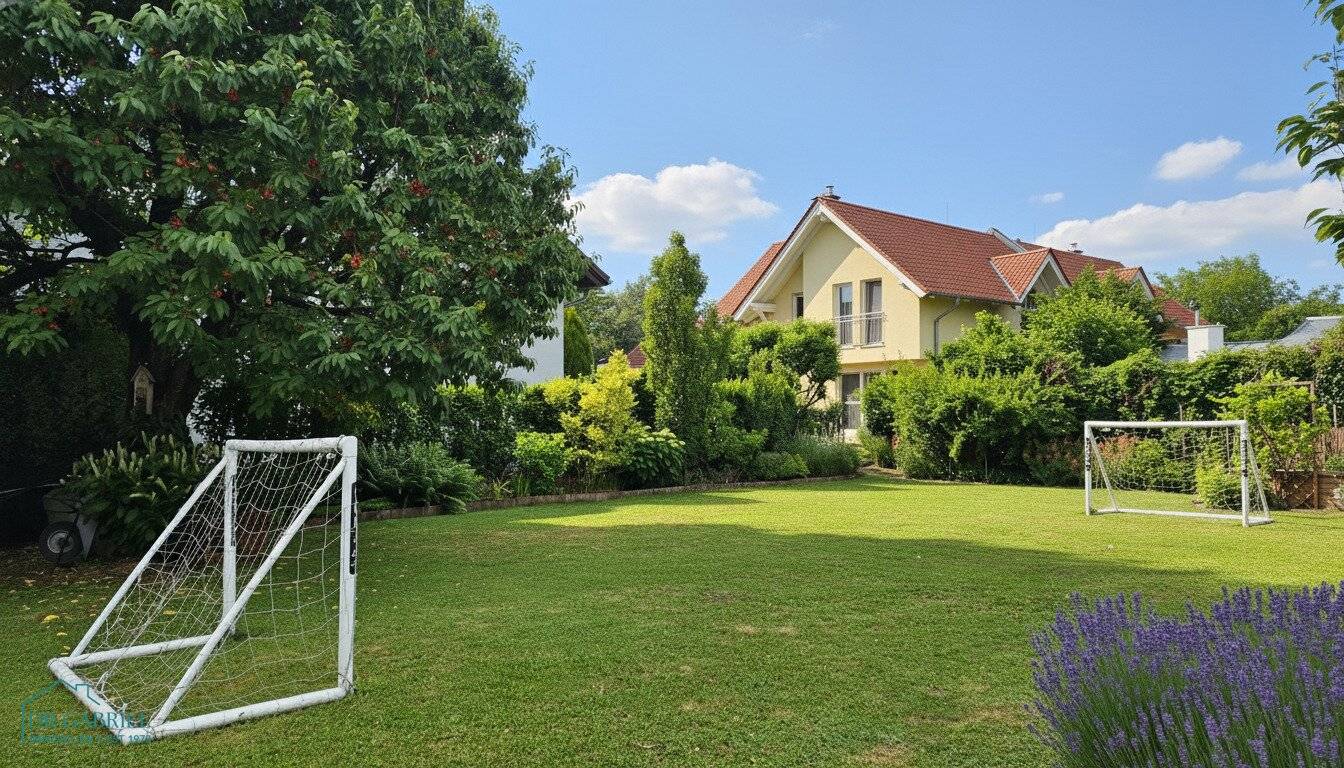 DOPPELHAUSHÄLFTE MIT GROSSEM GARTEN
