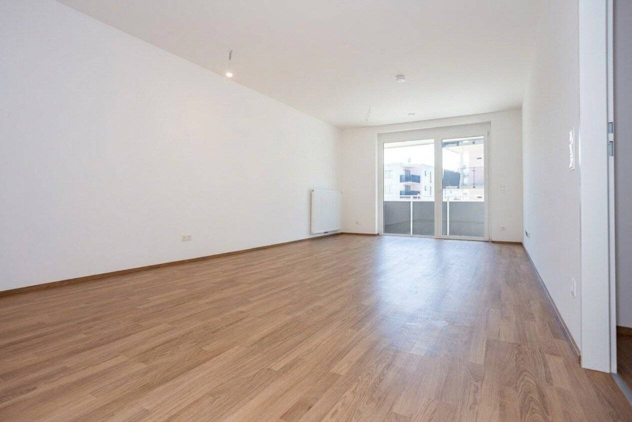 First-time occupancy in Wiener Neustadt, charming 3-room apartment with balcony in ein viertel grün
