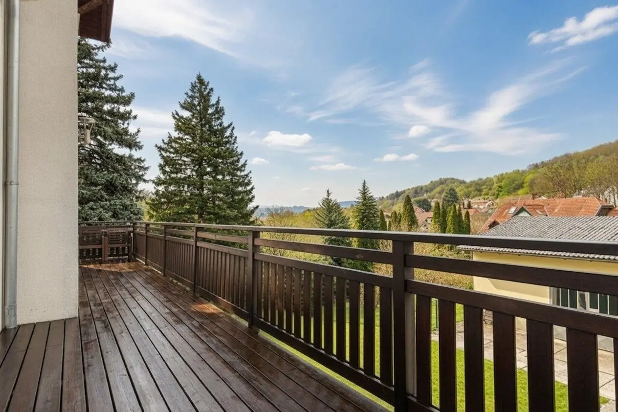 Spacious pre-war apartment with balcony in Pressbaum