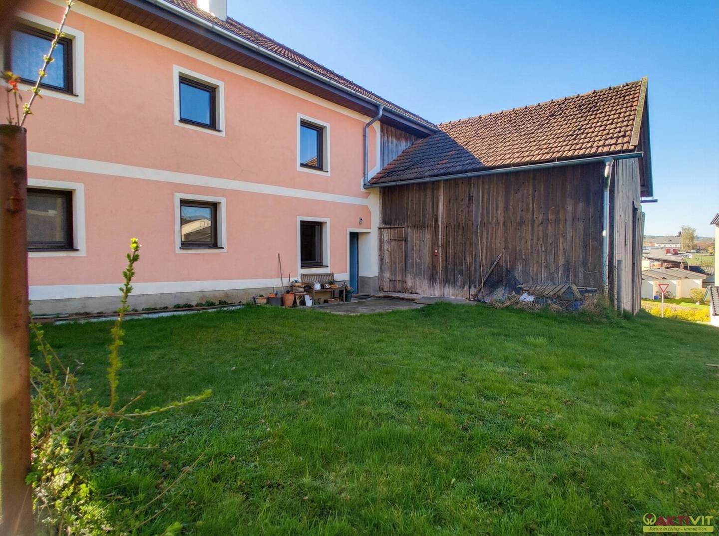 Wohnhaus mit 9 Zimmern, großem Grundstück und vielseitigen Nebenflächen in Altheim.