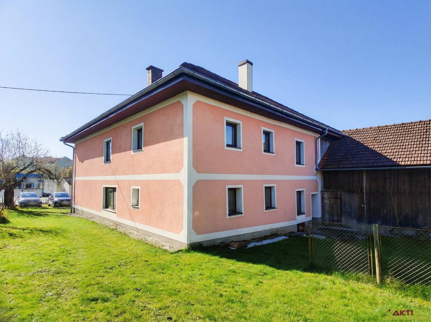 Wohnhaus mit 9 Zimmern, großem Grundstück und vielseitigen Nebenflächen in Altheim.