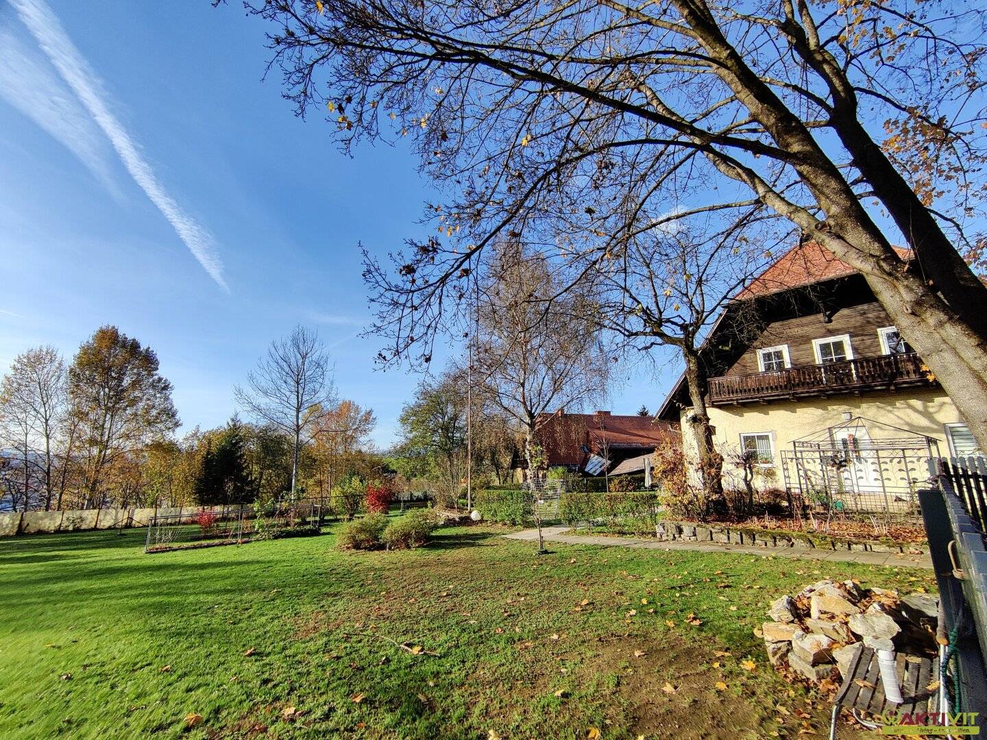 Projektliegenschaft mit großem Sanierungs- und Baupotential. - Nahe dem Flughafen. - Über 6.000 m² Bauland. - Vielfältiges Potential.