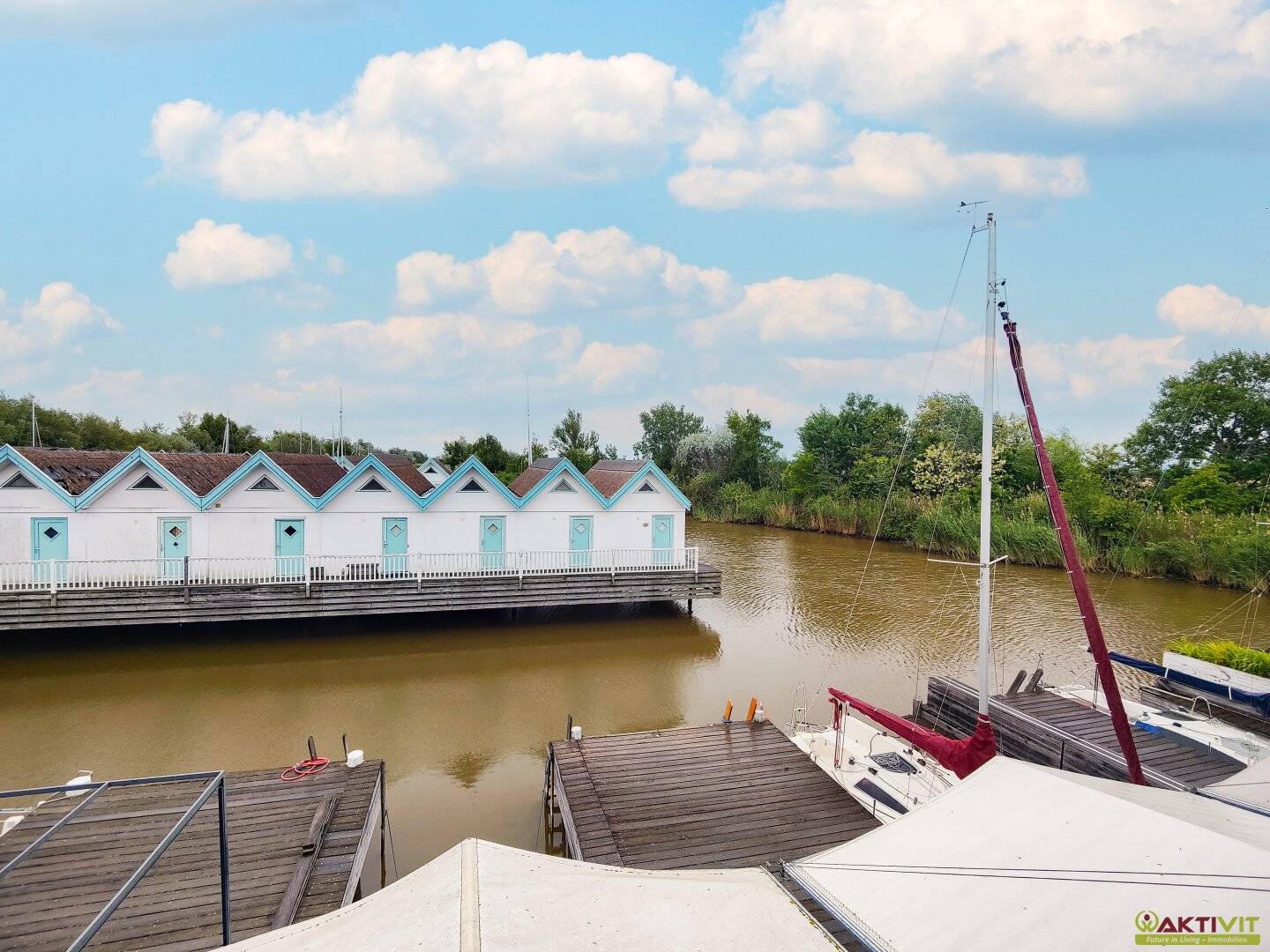 Stylish boathouse with a mooring directly on Neusiedler See. Holiday residence and rental possible.
