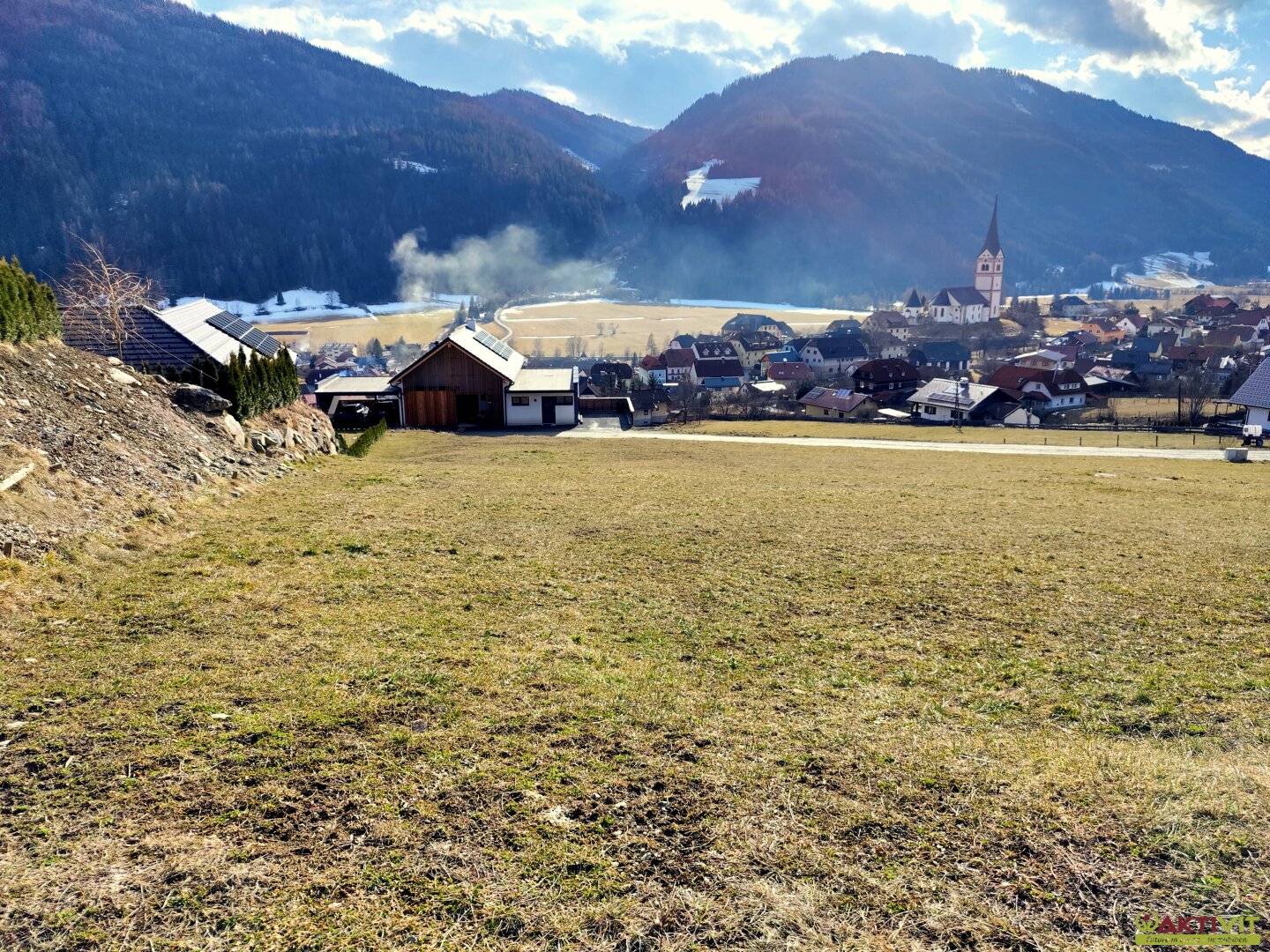 Leistbarer Wohn-Baugrund mit Fernblick. - Ruhige Lage nahe dem Zentrum. - Infrastruktur fußläufig erreichbar.