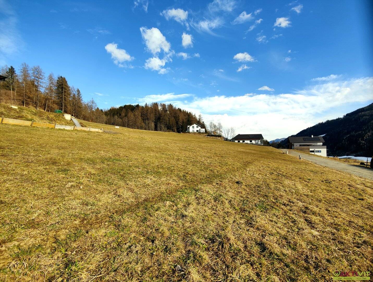 Leistbarer Wohn-Baugrund mit Fernblick. - Ruhige Lage nahe dem Zentrum. - Infrastruktur fußläufig erreichbar.