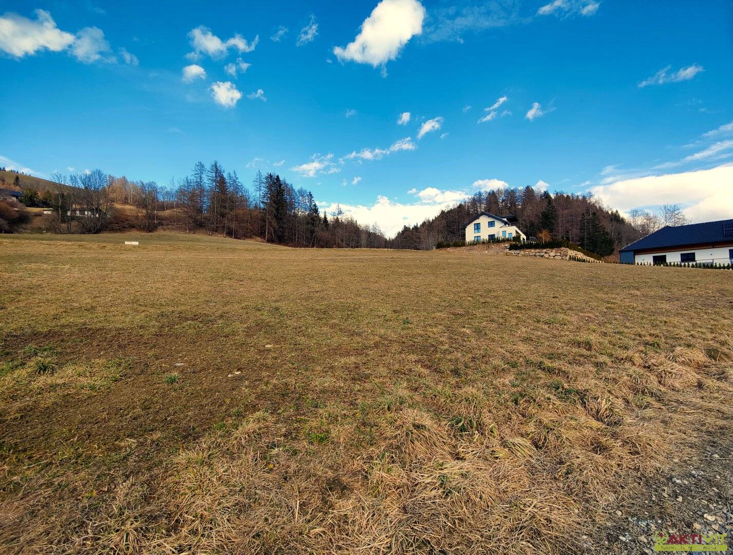 Leistbarer Wohn-Baugrund mit Fernblick. - Ruhige Lage nahe dem Zentrum. - Infrastruktur fußläufig erreichbar.